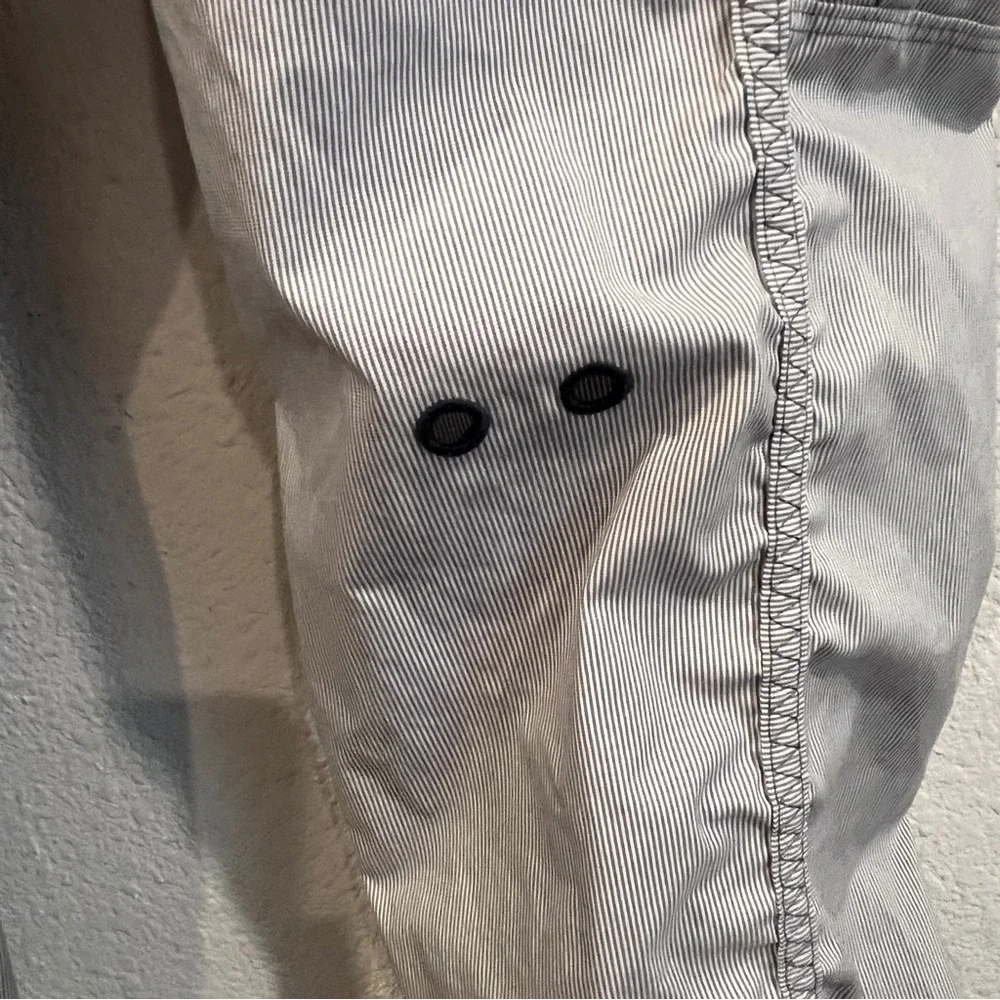 Lululemon gray and white striped older style pants size 4